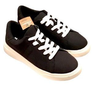 NWT Mad Love SIA Black Canvas Sneakers Size 10 Lace-up Low Profile Shoe